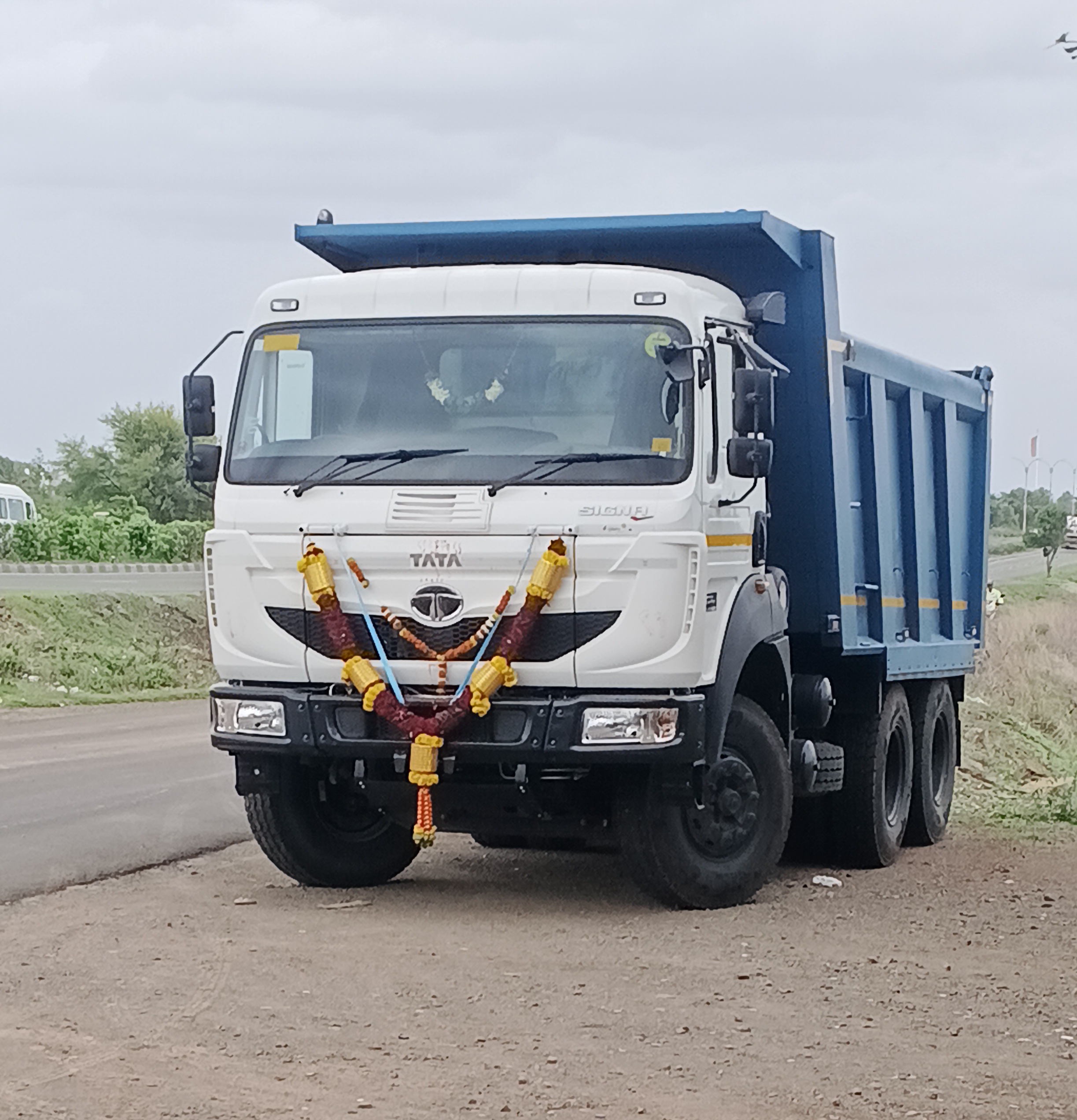 Tata Signa 2832 10 Tyre Tipper available on hire for construction work